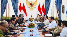 Presiden Prabowo Subianto memimpin rapat terbatas bersama sejumlah menteri Kabinet Merah Putih di Istana Merdeka, Jakarta, pada Senin, 7 April 2025. Foto: BPMI Setpres/Laily Rachev