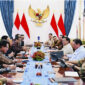Presiden Prabowo Subianto memimpin rapat terbatas bersama sejumlah menteri Kabinet Merah Putih di Istana Merdeka, Jakarta, pada Senin, 7 April 2025. Foto: BPMI Setpres/Laily Rachev