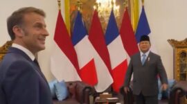 Macron Kagumi Lukisan Sukarno di Istana, Prabowo: My First President