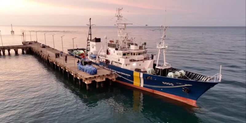 Menteri Trenggono Kerahkan KP. Orca 05 Bantu Warga Pulau Enggano